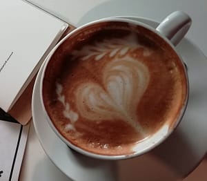 koffie cappuccino met een hartje in het schuim koffie cappuccino