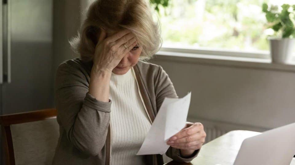 moeilijke brief shutterstock Vrouw leest moeilijke brief